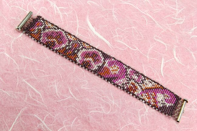 Beaded bracelet with a floral pattern