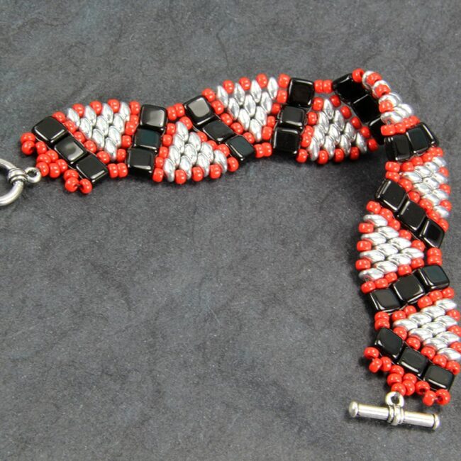 Beaded bracelet in black silver and red